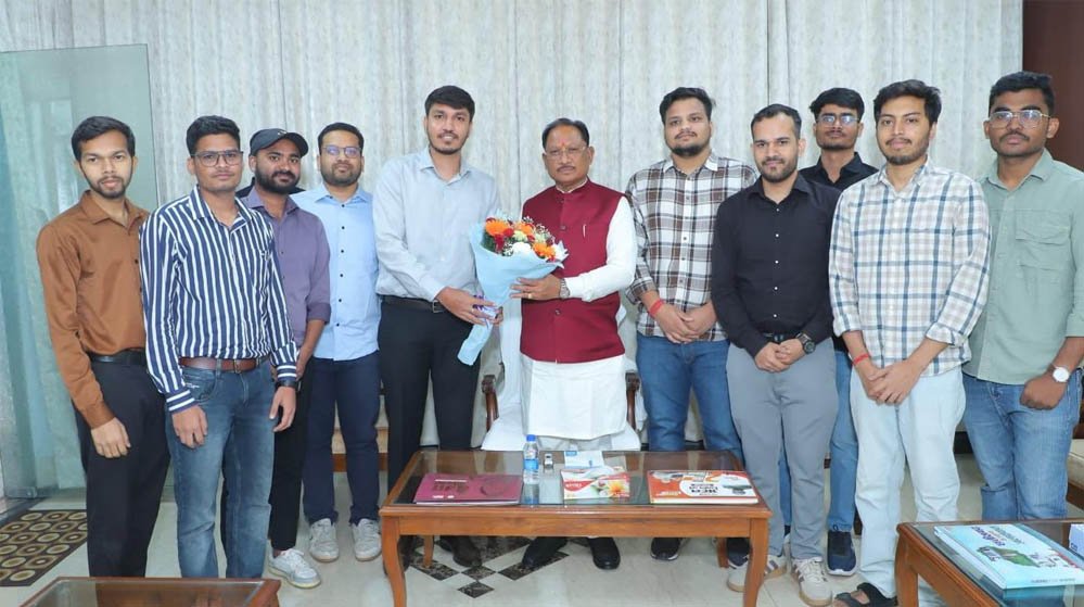 मुख्यमंत्री विष्णुदेव साय ने यूपीएससी प्रारंभिक परीक्षा में सफल ट्राइबल यूथ हॉस्टल के विद्यार्थियों से की मुलाकात