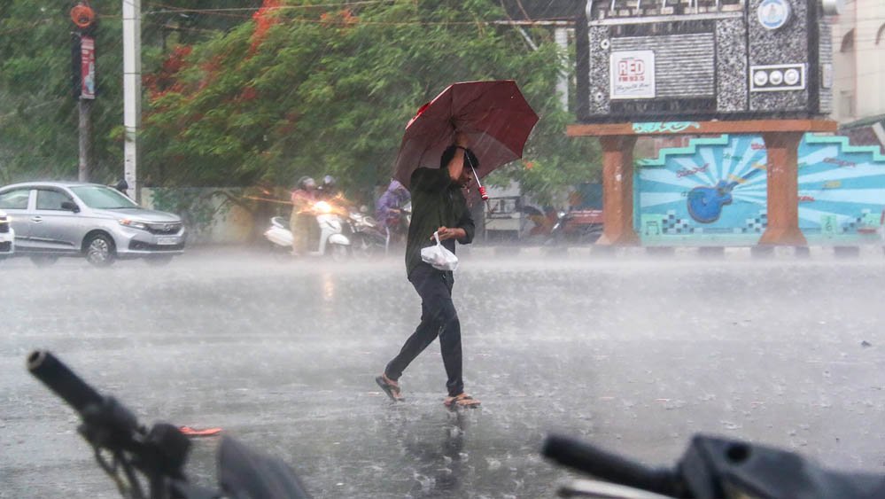 MP Weather: मध्य प्रदेश के 43 जिलों में आज बारिश का अलर्ट, मानसून की रफ्तार धीमी; ग्वालियर-चंबल को करना होगा इंतजार
