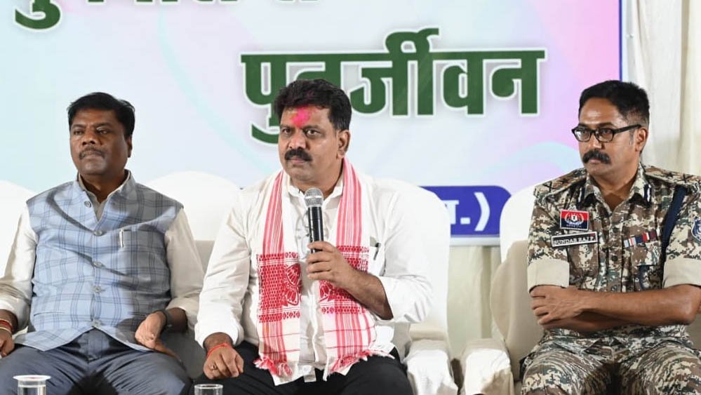 रायपुर : पुनर्वासित युवाओं से मिले उप मुख्यमंत्री विजय शर्मा और वन मंत्री केदार कश्यप