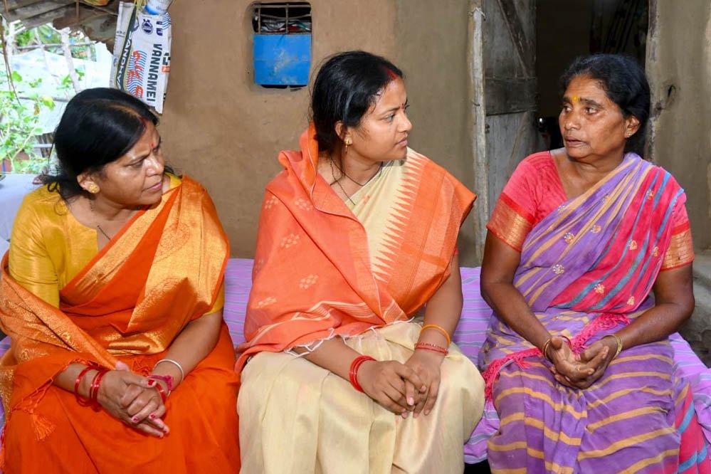 शहादत को नमन : मंत्री लक्ष्मी राजवाड़े ने शहीद एएसआई रामू राम नाग के निवास पहुंचकर दी श्रद्धांजलि