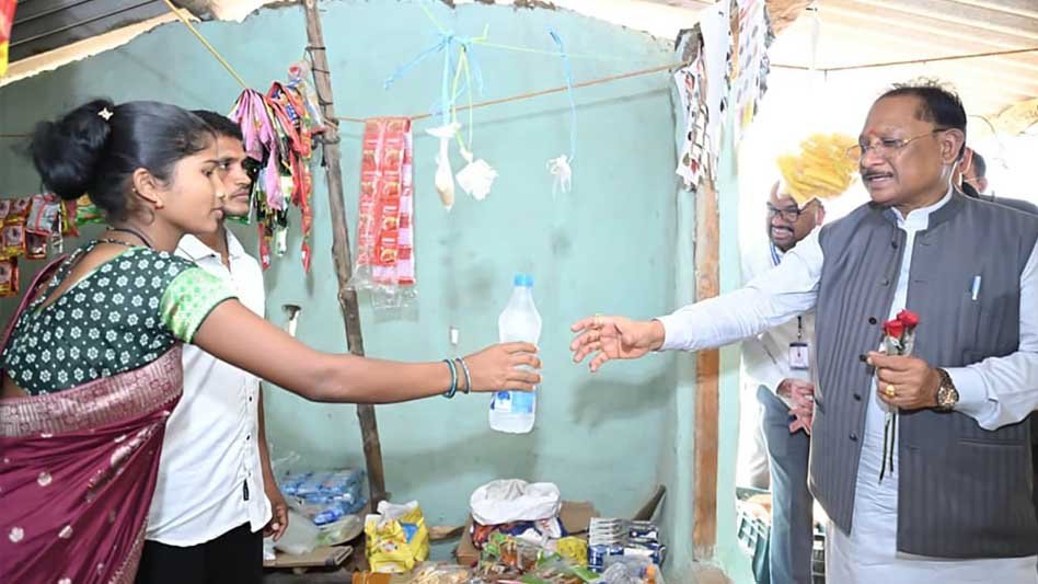 जब मुख्यमंत्री रुके एक छोटी-सी किराना दुकान पर… और सामने थी बदलाव की बड़ी कहानी