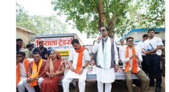 आम की छांव में मुख्यमंत्री की चौपाल: खाट पर बैठे, ग्रामीणों की सुनी बात, मौके पर दिए समाधान