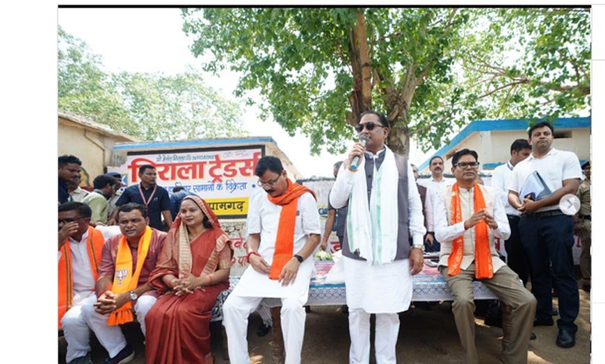 आम की छांव में मुख्यमंत्री की चौपाल: खाट पर बैठे, ग्रामीणों की सुनी बात, मौके पर दिए समाधान
