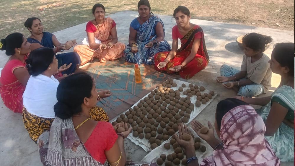 सीड बॉल बनाकर प्रकृति संरक्षण की अनूठी पहल, हरित जशपुर के निर्माण पर जोर