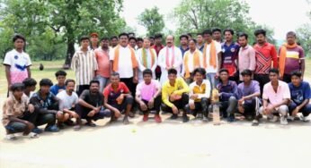 जंगल के बीच क्रिकेट का मैदान और उप मुख्यमंत्री अरुण साव के हाथ में बैट
