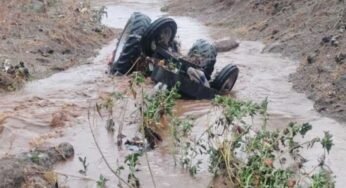 उफनते पहाड़ी नाले में बहा ट्रैक्टर, बड़वानी में चालक लापता, तलाश जारी