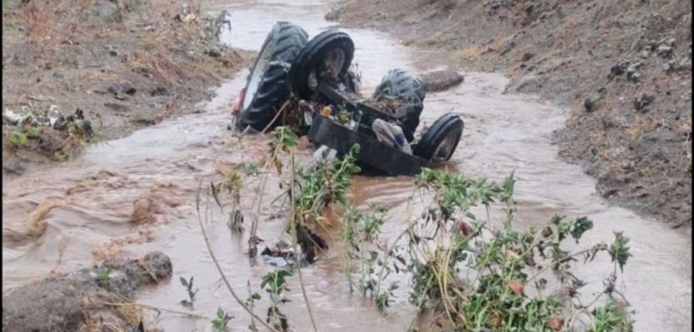 उफनते पहाड़ी नाले में बहा ट्रैक्टर, बड़वानी में चालक लापता, तलाश जारी