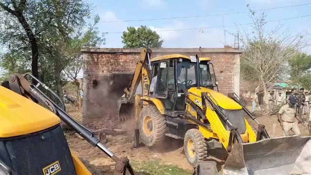रायपुर में पुलिस सुरक्षा के बीच प्रशासन की बेदखली कार्रवाई, ग्रामीणों ने किया विरोध प्रदर्शन