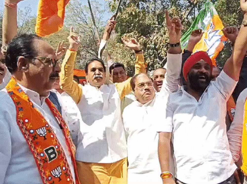 छत्तीसगढ़ निकाय चुनाव में भाजपा-कांग्रेस में कांटे की टक्कर, 3 नगर पंचायत BJP तो 2 पर कांग्रेस का कब्जा