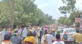 स्वास्थ्य, सड़क और बिजली की मांग को लेकर कलेक्ट्रेट पहुंचे 52 गांवों के आदिवासी और कांग्रेसी