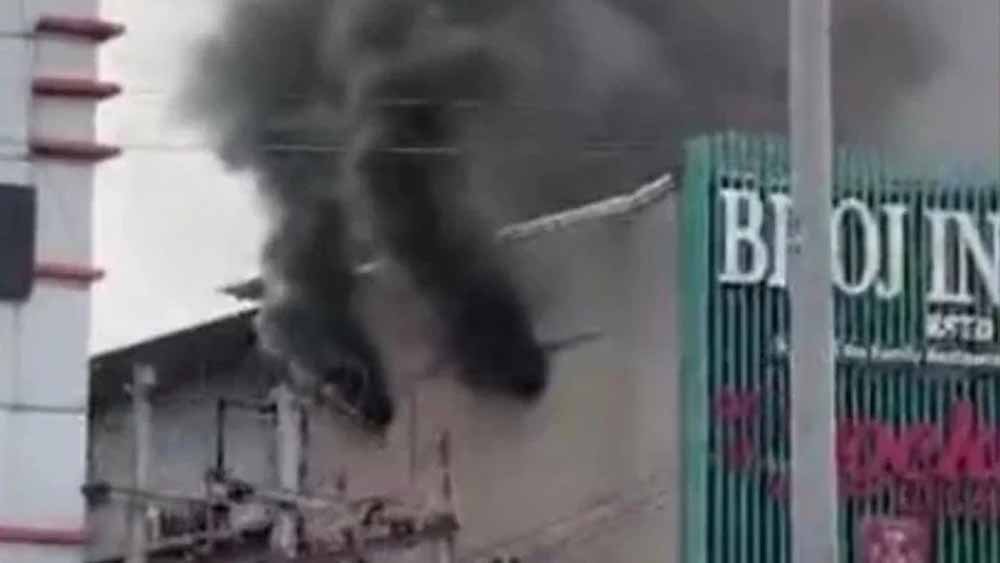 भोपाल के रेस्टोरेंट में भीषण आग, दो मंजिला इमारत को चपेट में लिया, दीवार तोड़कर पहुंचे दमकलकर्मी