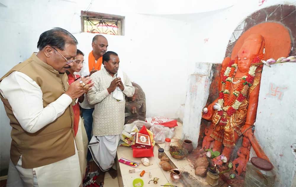 मुख्यमंत्री ख्यमंत्री विष्णुदेव साय ने ऐतिहासिक चतुर्भुज विष्णु मंदिर में की पूजा-अर्चना, प्रदेश की सुख-समृद्धि की कामना