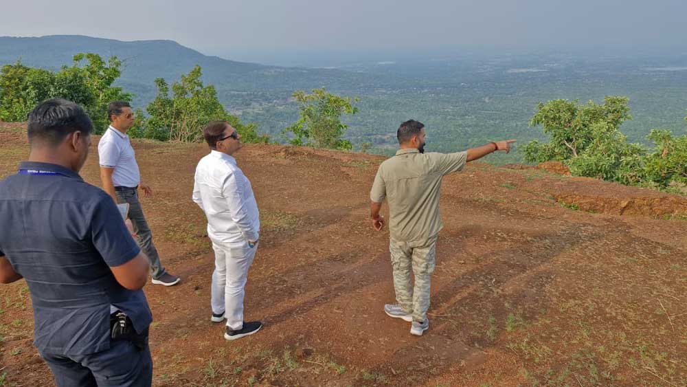 छत्तीसगढ़ पर्यटन मंडल के प्रबंध संचालक विवेक आचार्य और अध्यक्ष नीलू शर्मा ने प्रमुख पर्यटन स्थल राजमेरगढ़ का किया दौरा
