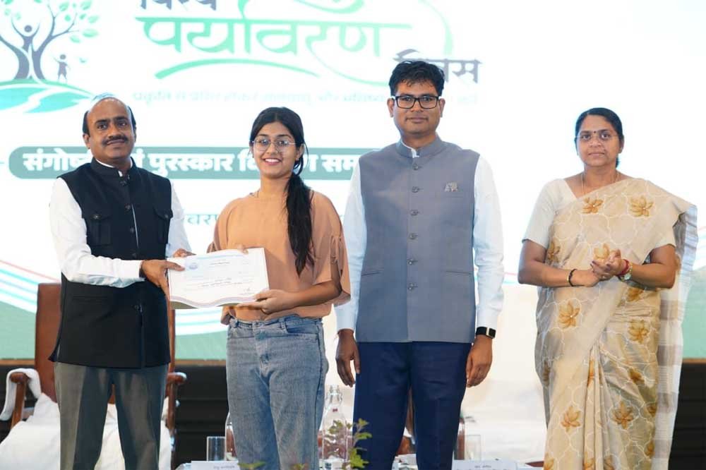 विश्व पर्यावरण दिवस पर आयोजित चित्रकला प्रतियोगिता के विजेताओं को मंत्री ओ.पी. चौधरी ने किया सम्मानित
