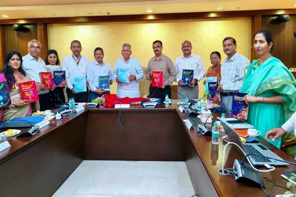 विद्यार्थियों को वैश्विक अवसरों के अनुरूप तैयार करने की दिशा में कार्य करें : मंत्री परमार