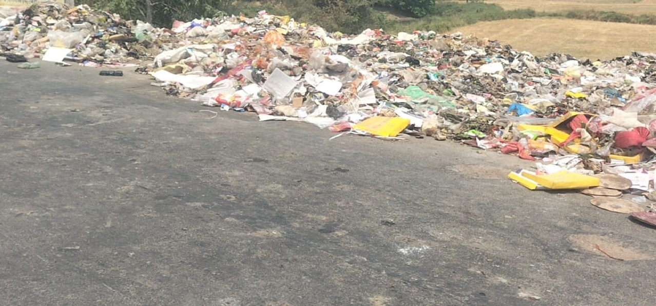 राजनांदगांव : सड़क किनारे डंप कचरे से दुर्गंध व गंदगी फैल रही…