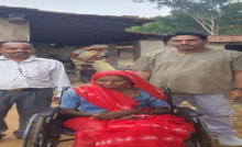 CG : वृद्ध दिव्यांग महिला को समाज कल्याण विभाग ने मुहैया करायी व्हील चेयर …