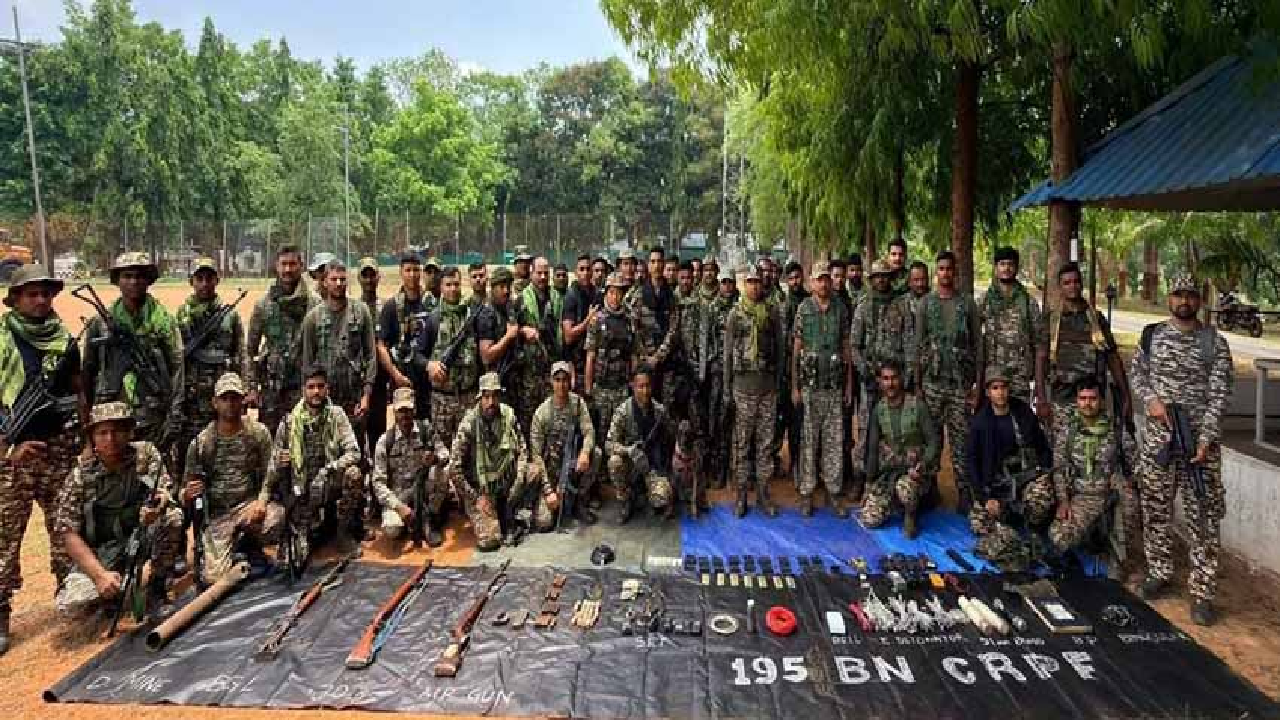 CG : दंतेवाड़ा में बरामद हुआ हथियारों का जखीरा …