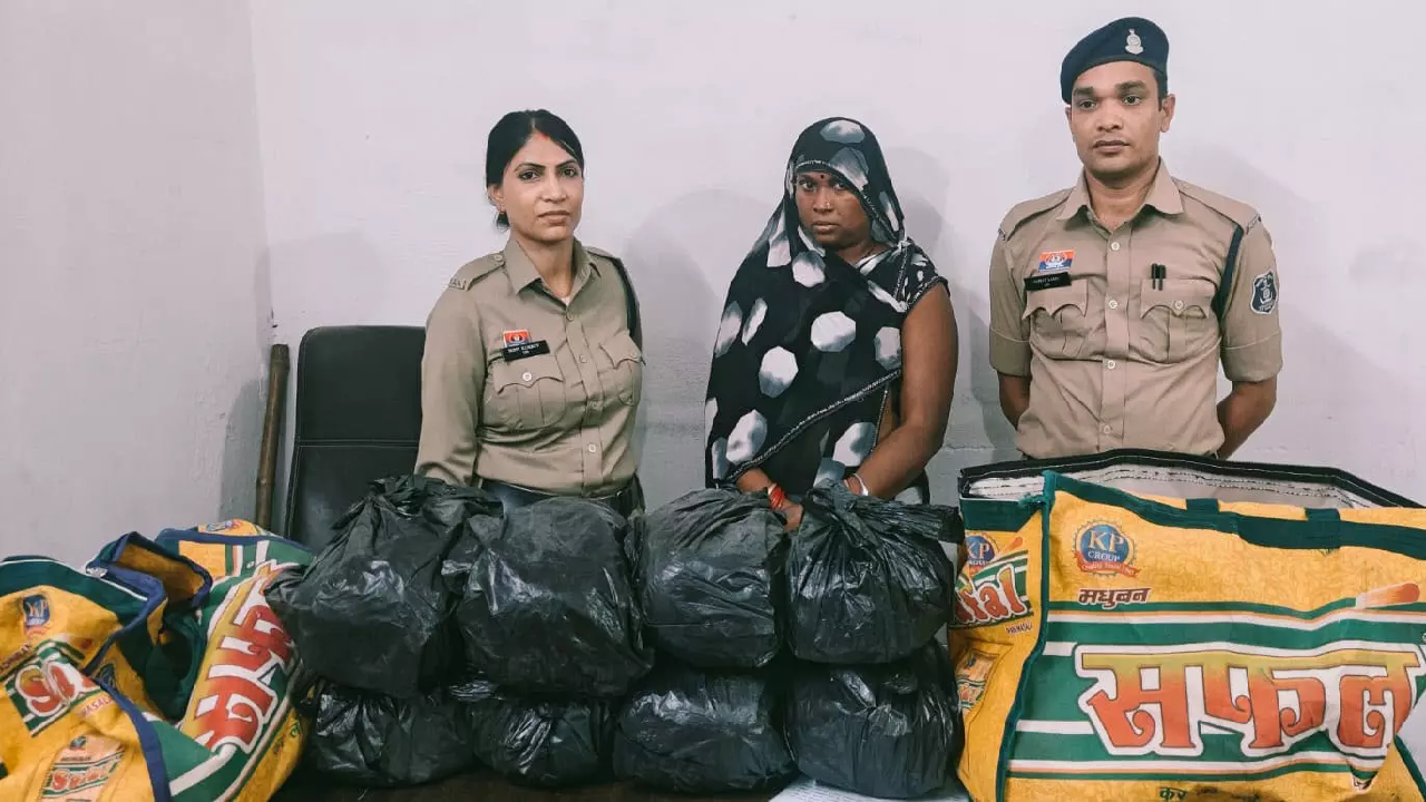 CG : रायपुर में गोरखपुर की महिला गिरफ्तार, कब्जे से 8 लाख का गांजा जब्त …