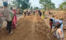 मोहला : चंदा जुटाकर ग्रामीणों ने बनाई सड़क, 25 साल से प्रशासन के पास लगा रहे थे गुहार …