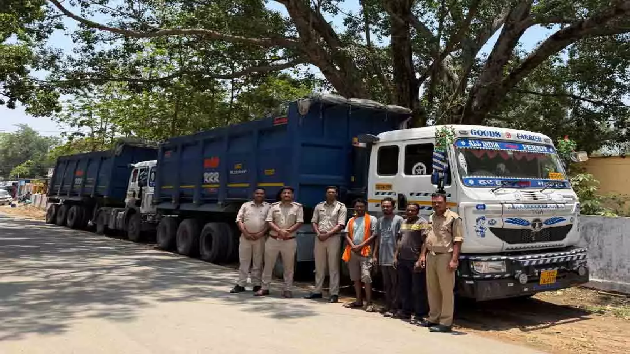 CG : बिना अभिवहन पास चूना पत्थर गिट्टी से भरे 3 ट्रेलर जब्त …