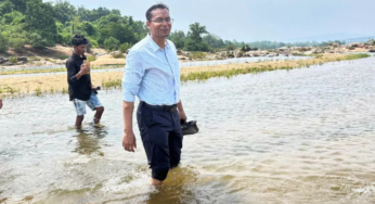 CG : इंद्रावती के पार पहुंचा प्रशासन, कलेक्टर ने पैदल तय किया दुर्गम सफर …