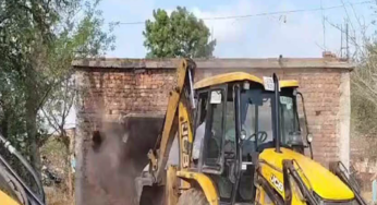 CG : नकटी में JCB लेकर पहुंचा प्रशासन, भारी फोर्स तैनात …