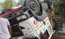 CG : सरोना फ्लाईओवर ब्रिज में ट्रेलर वाहन पलटा …