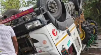CG : सरोना फ्लाईओवर ब्रिज में ट्रेलर वाहन पलटा …