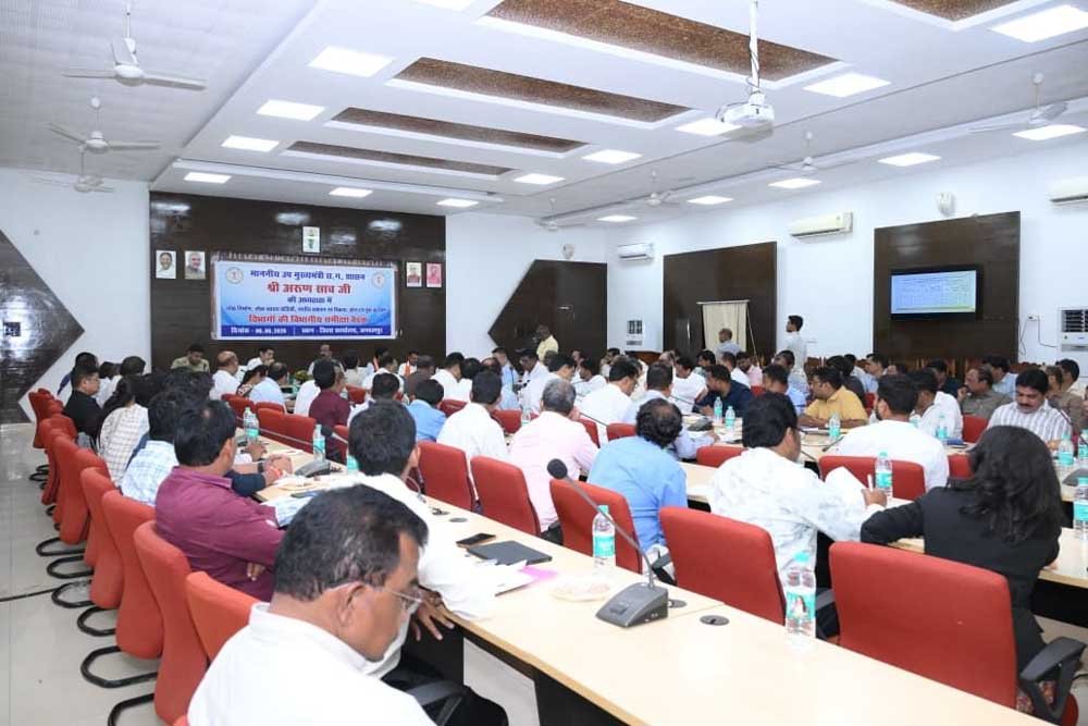 उप मुख्यमंत्री अरुण साव ने स्वच्छता दीदियों के नियमित स्वास्थ्य जांच और सुरक्षा किट प्रदान करने के दिए निर्देश