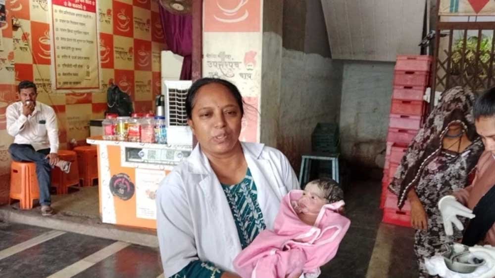 खरगोन में हैरान करने वाली घटना: सार्वजनिक शौचालय में महिला ने दिया बच्चे को जन्म