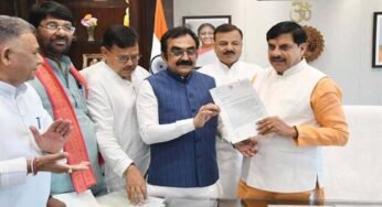 जबलपुर एयरपोर्ट का नाम वीरांगना रानी दुर्गावती के नाम पर रखने का प्रस्ताव, मंत्री राकेश सिंह ने मुख्यमंत्री को सौंपा पत्र