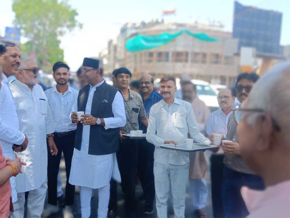 कैलाश सारंग जयंती पर सेवा दिवस का आयोजन, विश्वास सारंग ने बुजुर्गों के चरण पखारकर लिया आशीर्वाद