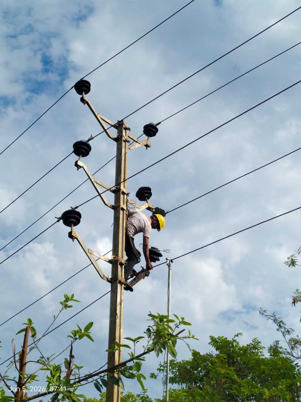 ऊर्जा मंत्री तोमर ने विषम परिस्थितियों में बिजली कार्मिकों द्वारा व्‍यवधानों के त्‍वरित निराकरण और उपभोक्‍ताओं के धैर्य की सराहना की