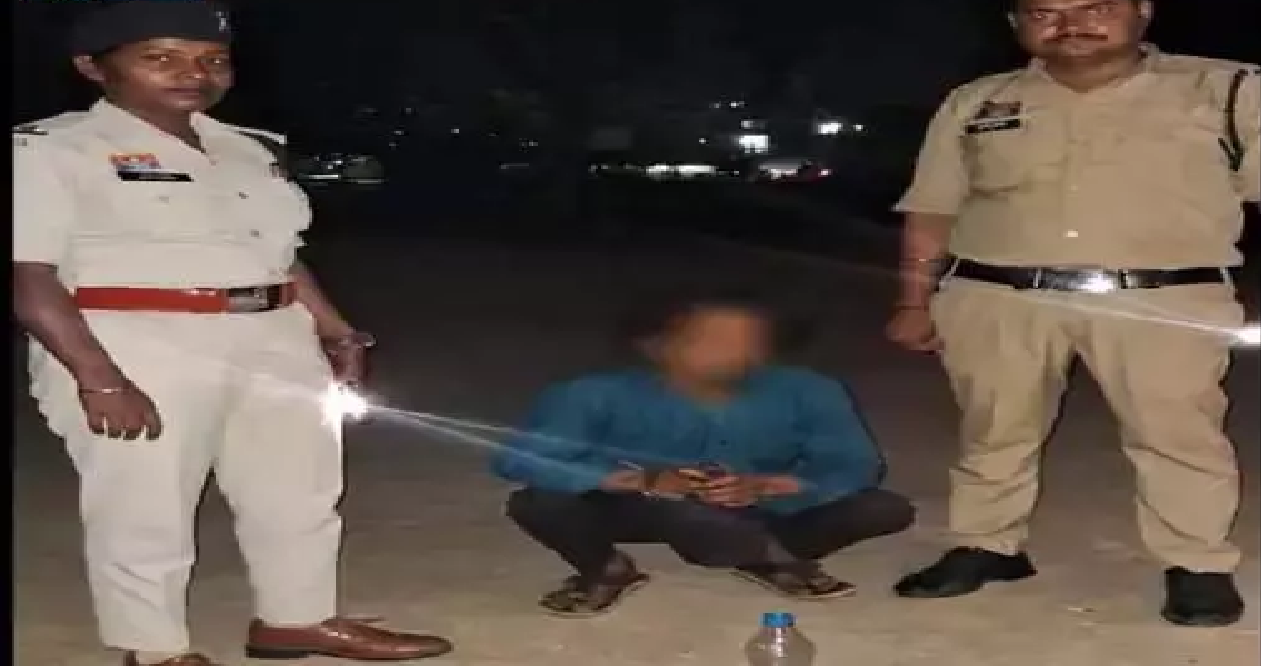 CG : बकरा मुंडी और चिल्लर नाम के बदमाश के घर पुलिस की रेड, आपराधिक गतिविधि से दूर रहने की चेतावनी…
