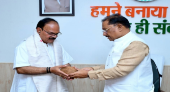 CG : सीएम साय को गुरुपूर्णिमा महोत्सव का आमंत्रण, आचार्य का शाल-श्रीफल से सम्मान