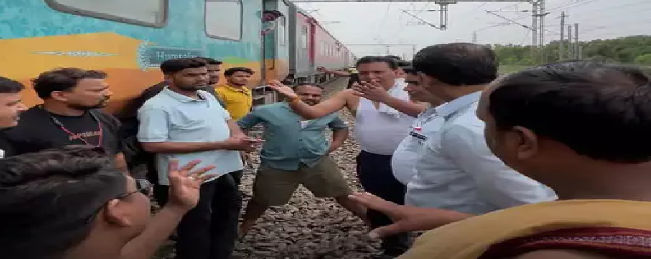 CG : उधमपुर-दुर्ग सुपरफास्ट ट्रेन खराब, यात्रियों ने किया हंगामा…