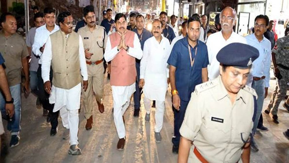 मुख्यमंत्री डॉ. यादव ने शहर का भ्रमण दो पहिया वाहन और पैदल चल कर किया