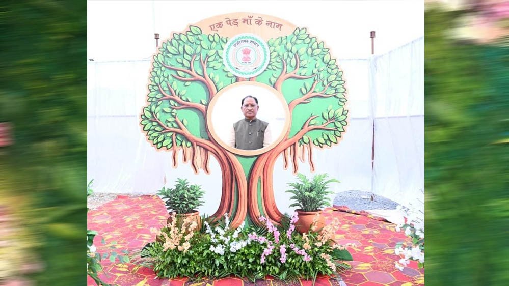 ‘एक पेड़ मां के नाम 3.0’ अभियान के तहत विधानसभा परिसर में वृहद पौधरोपण, मुख्यमंत्री विष्णुदेव साय ने लगाया रुद्राक्ष का पौधा