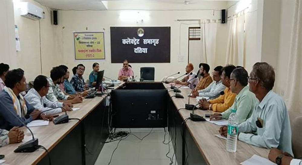 दतिया में निर्वाचन आयोग के दिशा-निर्देशों के अनुरूप प्रशासन सक्रिय