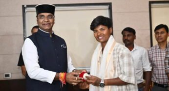 मंत्री सारंग ने टीटी नगर स्टेडियम में भारतीय महिला क्रिकेटर क्रांति गौड़ का किया सम्मान