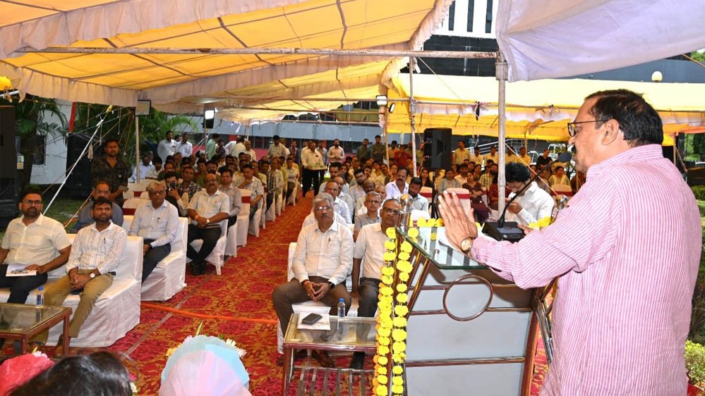महेंद्र सिंह यादव प्रशासक अपेक्स बैंक ने सहकारिता सप्ताह का शुभारंभ किया