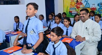 रायपुर : शाला प्रवेशोत्सव: शिक्षा मंत्री गजेन्द्र यादव ने बच्चों संग बैठकर सिखाया पहाड़ा, स्मार्ट क्लास का किया लोकार्पण