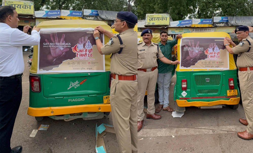 नशे से दूरी, है ज़रूरी 2.0 अभियान तेज, झाबुआ पुलिस ने ऑटो और सवारी वाहनों पर लगाए नशामुक्ति संदेश