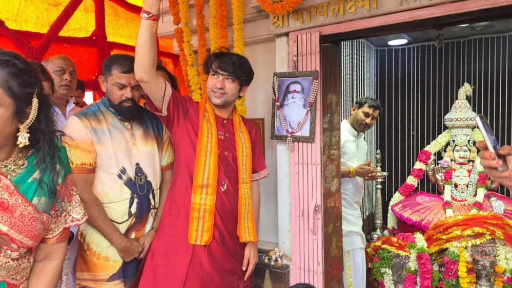 चारमीनार पहुंचे धीरेंद्र शास्त्री, भाग्यलक्ष्मी मंदिर में बोले- राम मंदिर की तर्ज पर हो निर्माण