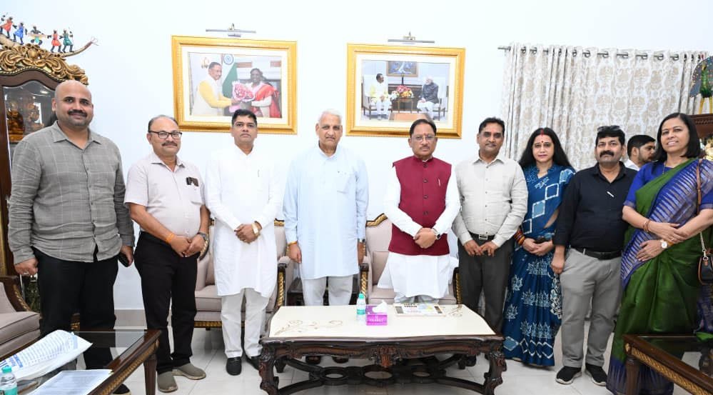 मुख्यमंत्री विष्णुदेव साय से लघु उद्योग भारती के प्रतिनिधिमंडल ने की सौजन्य मुलाकात : 14वें इंडिया इंडस्ट्रियल फेयर की तैयारियों पर हुई चर्चा
