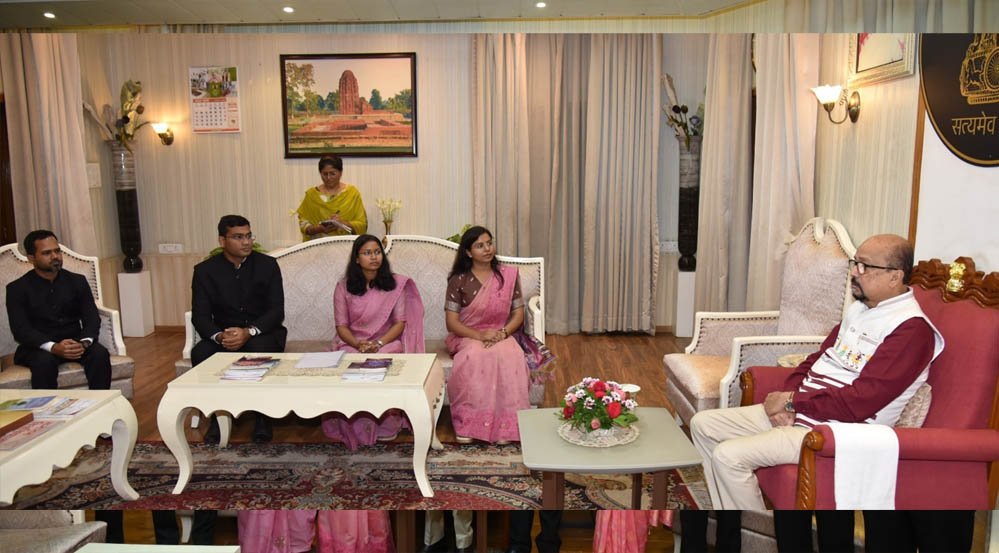 राज्यपाल से मिले प्रशिक्षु डिप्टी कलेक्टर, डेका बोले- सेवा भाव और संवेदनशीलता से निभाएं जिम्मेदारी