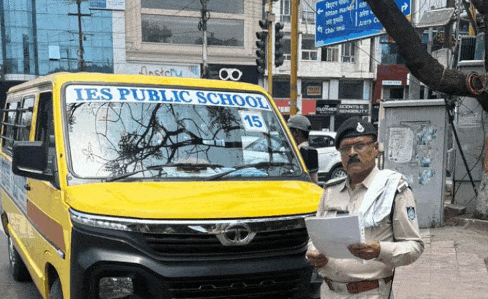 भोपाल में स्कूल बसों पर ट्रैफिक पुलिस की सख्ती, 600 से ज्यादा बसों की जांच में 40 पर कार्रवाई