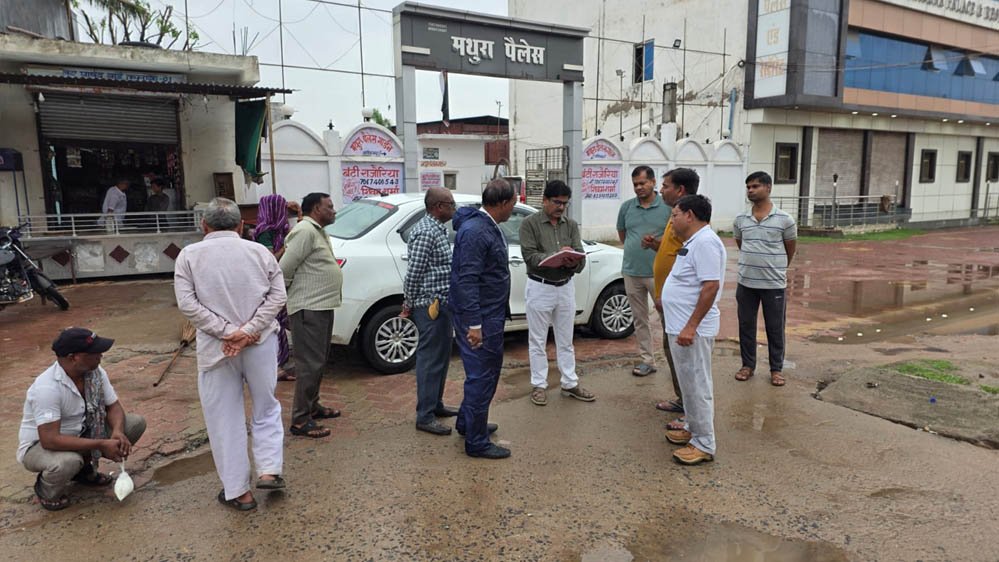 बारिश से पहले होनी थी तैयारी, तब क्रिकेट में व्यस्त थीं महापौर! अब व्यवस्थाएं संभालने सड़क पर उतरे निगम आयुक्त, तो शुरू हुई सियासत