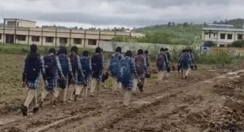 हल्की बारिश में दलदल बना सीएम राइज स्कूल मार्ग, छात्रों की बढ़ी परेशानी